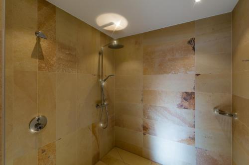 y baño con ducha con cabezal de ducha. en Belvedere, en Semmering