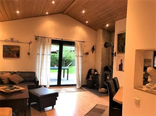 uma sala de estar com um sofá e uma mesa em Ferienhaus zwischen Wald und See em Möhnesee