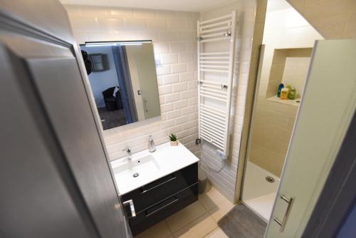 Kúpeľňa v ubytovaní Terrasse 86 - Terrasse & Climatisation - 4-6 personnes - BnB Epernay