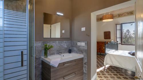ein Bad mit einem Waschbecken und einem Spiegel in der Unterkunft Villa Il Pino 12, Emma Villas in Certaldo