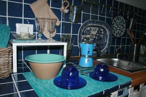 a kitchen counter with blue dishes and a blender at Casa Betta e Elisa in Valderice