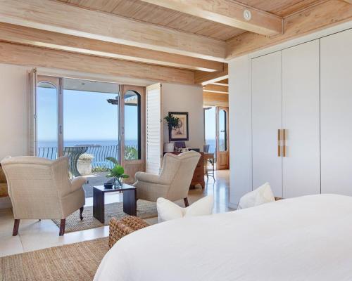Katil atau katil-katil dalam bilik di Villa del Mar - "Luxurious en-suite bedroom with lounge and stunning sea view balcony in Bantry Bay"