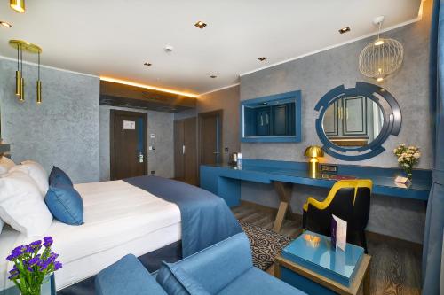 A bed or beds in a room at Amethyst Hotel