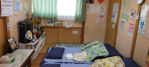 - une chambre à l'hôpital avec un lit et un bureau dans l'établissement Cottage Ureshino, à Saga