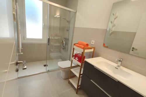 y baño con aseo, lavabo y ducha. en Acogedor, céntrico y amplio apartamento! Pamplona Inn 1 en Pamplona
