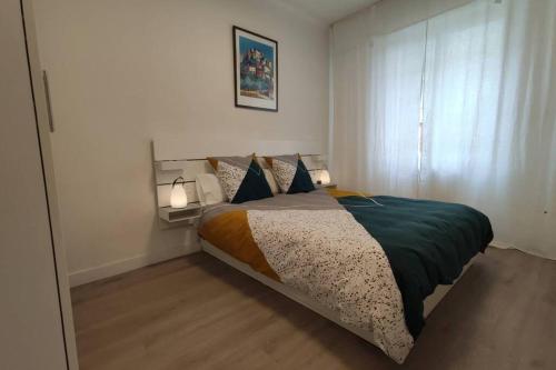 1 dormitorio con 1 cama grande y 2 lámparas en Acogedor, céntrico y amplio apartamento! Pamplona Inn 1 en Pamplona