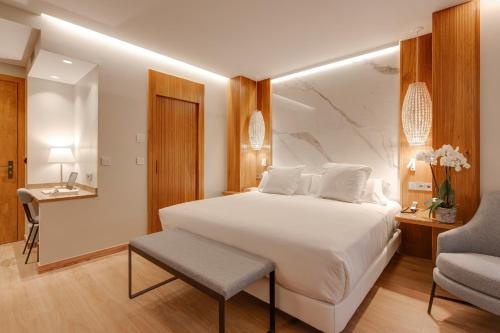 Кровать или кровати в номере Hotel Boutique Mirlo Barcelona