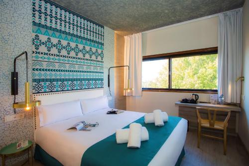 a hotel room with two beds and a window at Casual Inca Porto in Porto