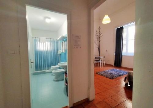uma casa de banho com um WC e um lavatório em A Casa di Amici em Palermo
