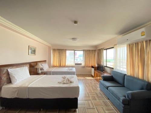 曼谷的住宿－珍寶多酒店，酒店客房,配有床和沙发
