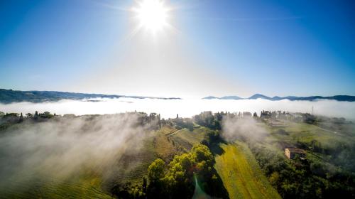a view of a foggy valley with the sun in the sky at Agriturismo Il Sarale - Umbria in Città di Castello