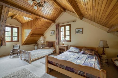 A bed or beds in a room at Villa de 4 chambres avec vue sur le lac piscine privee et jardin amenage a Saint Pierre des Tripiers