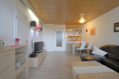 ein Wohnzimmer mit einem Sofa und einem Esszimmer in der Unterkunft Apartment 527 in Hohegeiß