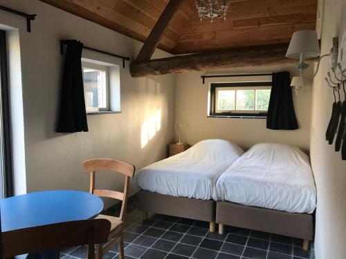 Giường trong phòng chung tại Boerensuite, heerlijk verblijf in het Karschop