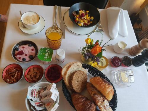 a table with a bunch of breakfast foods on it at Notarishuis Beveren B&B in Beveren