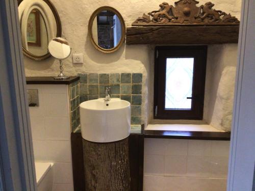 Phòng tắm tại Countryside tiny house near Chateau de Hautefort