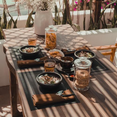 ein Tisch mit Schüsseln mit Essen und Getränken darauf in der Unterkunft The Aratana Villa in Da Lat