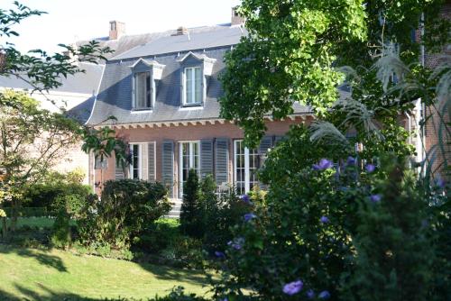 a house with a garden in front of it at Notarishuis Beveren B&B in Beveren