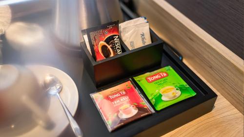 Kemudahan buat kopi dan teh di Hotel Des Indes Menteng