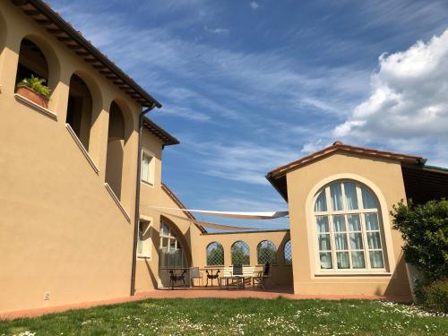 a house with a patio with a table and chairs at Resort Casale Le Torri in Ponsacco