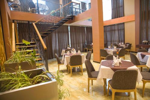 Ресторант или друго място за хранене в Vamos Addis Hotel