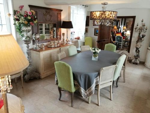 a dining room with a table and chairs at Chambres et Tables d'hôtes du Puits d'Athie in Appoigny