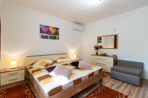 una camera da letto con un letto grande con due comodini di Villa Astra a Barban