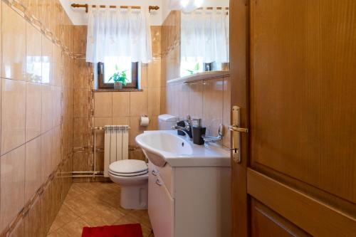 un bagno con lavandino, WC e finestra di Villa Astra a Barban