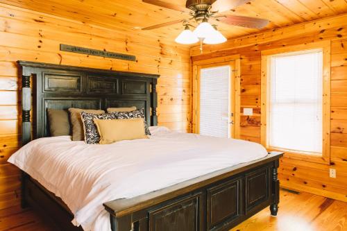 Katil atau katil-katil dalam bilik di Bear Creek Lodge with Hot Tub, Game Room and View