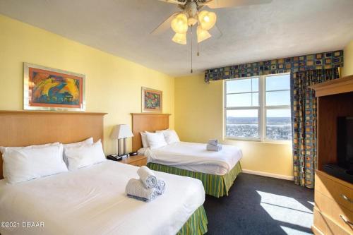 Ліжко або ліжка в номері Beachfront Bliss at Ocean Walk Resort - Unit 1701