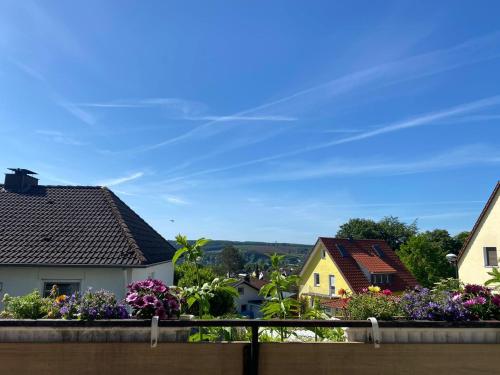 - un balcon avec vue sur les maisons et les fleurs dans l'établissement Ferienwohnung In den Haargärten, à Möhnesee