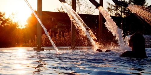 Bazén v ubytování Ströbinger Hof - Therme Wellness Resort nebo v jeho okolí