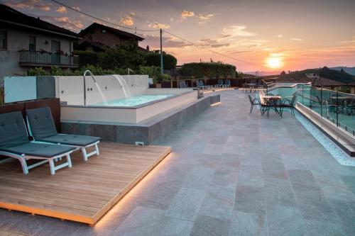 a rooftop patio with a hot tub and a deck at Casa Nicolini in Barbaresco