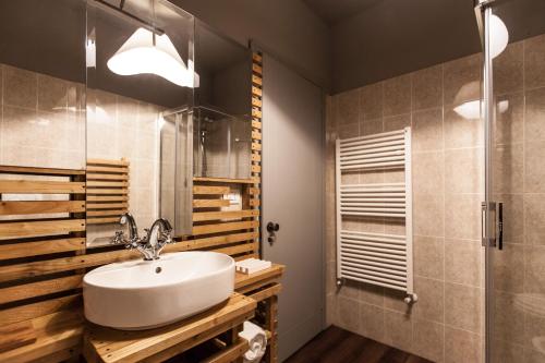 y baño con lavabo y ducha. en Il Ciocco Hotels, en Barga