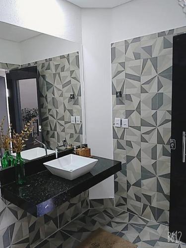 a bathroom with a sink and a mirror at Villa Maria in Capitólio