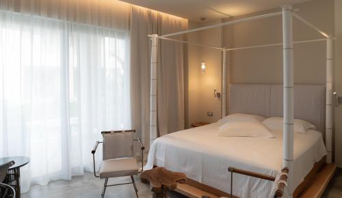 Postel nebo postele na pokoji v ubytování Elysian Luxury Hotel and Spa