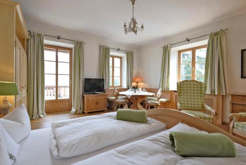 ロットアッハ・エーガーンにあるHotel Maier zum Kirschnerのベッドルーム1室(ベッド1台付)、リビングルームが備わります。