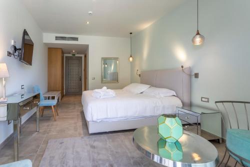 Postel nebo postele na pokoji v ubytování Elysian Luxury Hotel and Spa