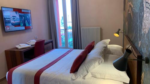 a bedroom with a bed with a lamp and a desk at Dimora del Leone Gaeta in Gaeta