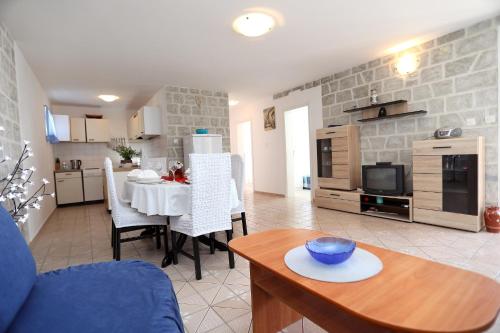 eine Küche und ein Wohnzimmer mit einem Tisch und einer Küche in der Unterkunft Apartment Meri in Trogir