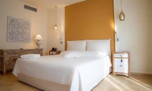 Postel nebo postele na pokoji v ubytování Elysian Luxury Hotel and Spa