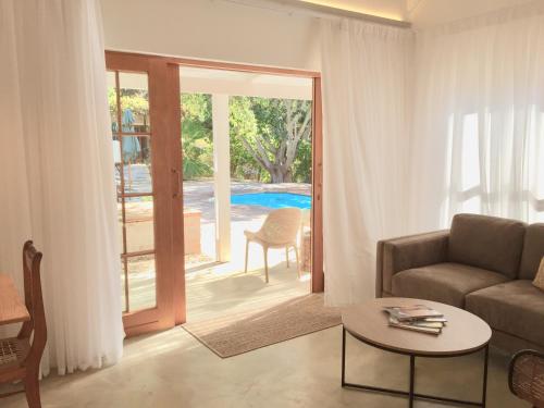 uma sala de estar com um sofá e uma porta de vidro deslizante em Darling Lodge Guest House em Darling