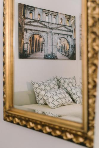 a mirror with a picture of a building at Hotel Giulietta e Romeo ***S in Verona