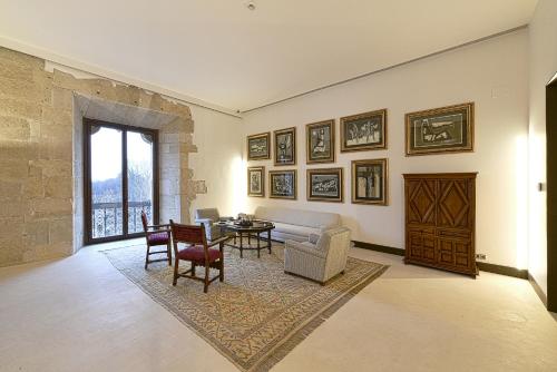 a living room with a couch and a table and chairs at Parador de Turismo de León in León