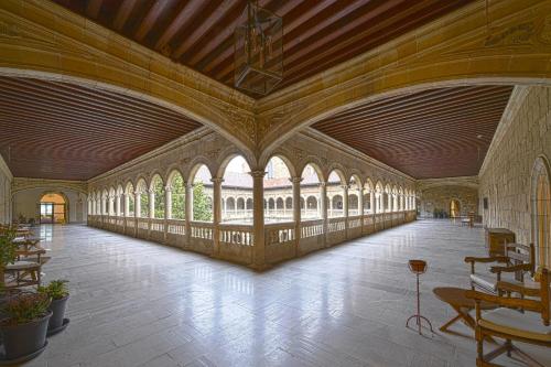 a large building with a large hallway with windows at Parador de Turismo de León in León