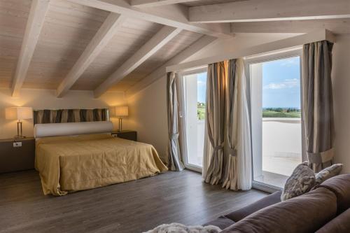 A bed or beds in a room at VILLA MANDARA 8&2, Emma Villas