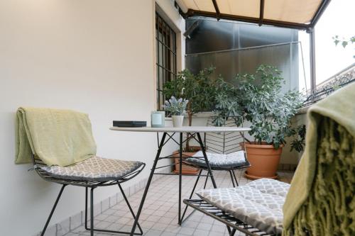 a table and chairs on a balcony with plants at Hotel Giulietta e Romeo ***S in Verona