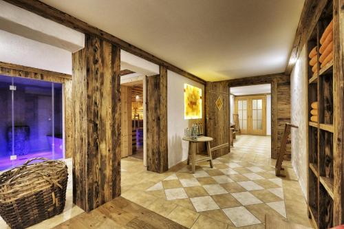 um corredor com paredes de madeira e um piso em xadrez em Hotel Maier zum Kirschner em Rottach-Egern