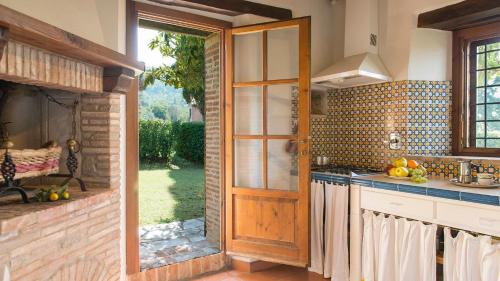 A kitchen or kitchenette at Casa Torrione 14, Emma Villas