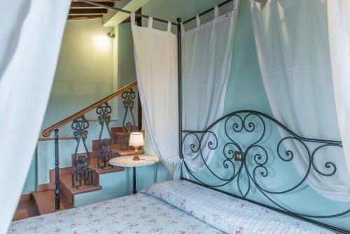 Ένα ή περισσότερα κρεβάτια σε δωμάτιο στο Casa Torrione 14, Emma Villas